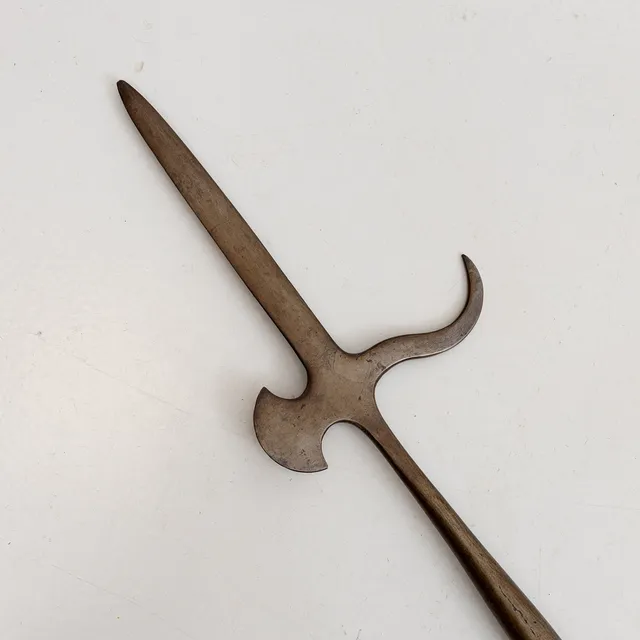 PIK/HILLEBARD, järn, trä, sannolikt 1700-/1800-tal.