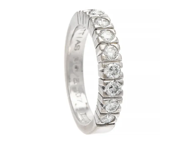 ALLIANSRING, 18K vitguld, 9 briljantslipade diamanter ca 0,72 ctv, ca TW-W/VS, Art Metall, Helsingborg 2005, stl 17 mm, vikt 6,4 g, graverad, en diamant har nagg på kuletten.