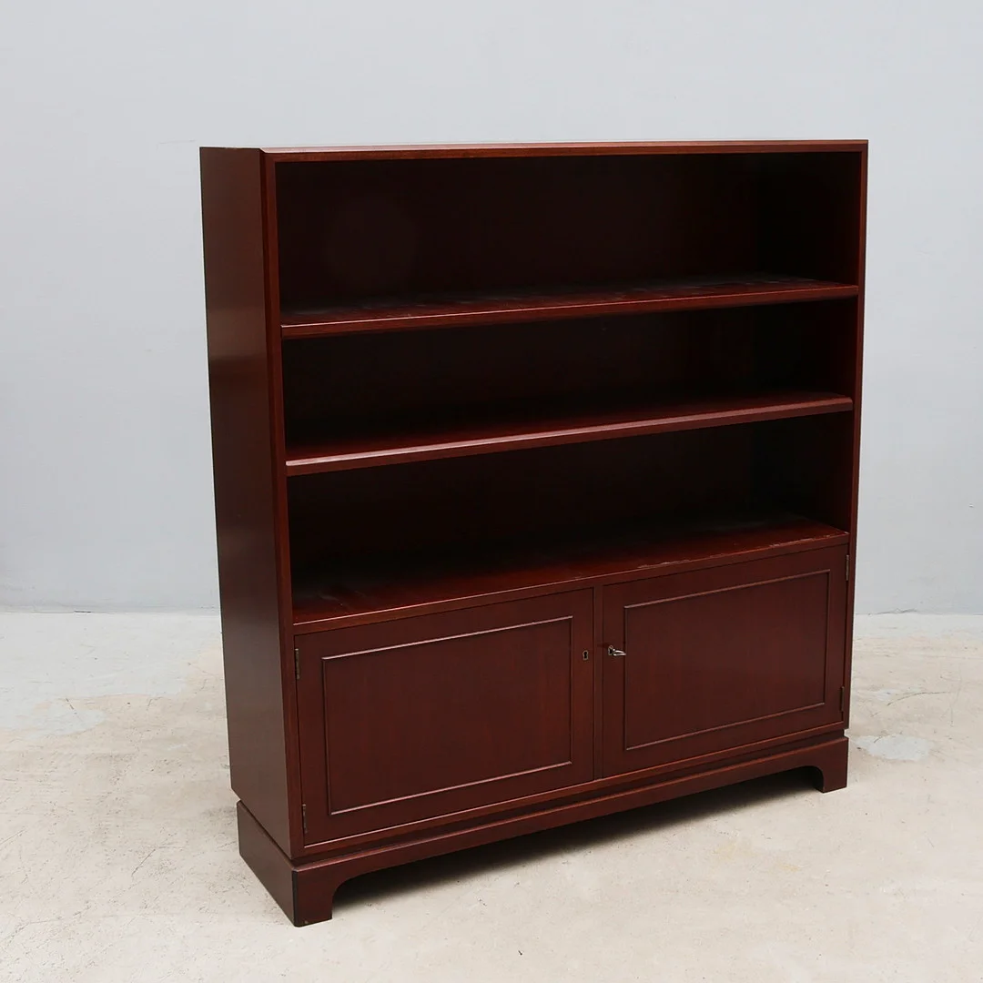 BOKHYLLESKÅP, Mahogny. — Cupboards, Cabinets & Shelves — Metropol Auktioner