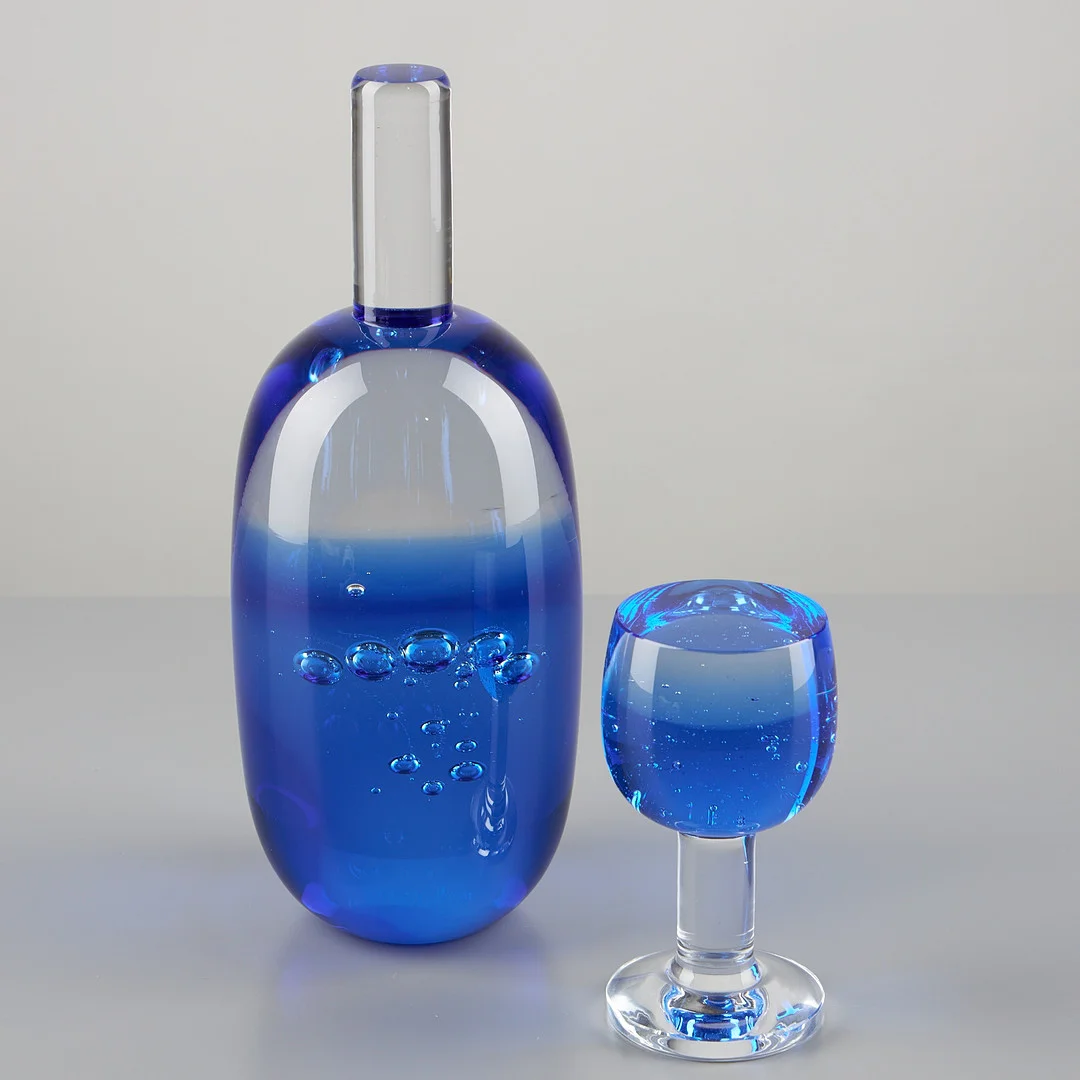 REIMA MAARONEN (1957). KONSTGLAS, flaska och glas, signerade Reima Maaronen Nuutajärvi samt daterade 2003, blåtonat helglas. — Art glass — Stockholms Auktionsverk Helsinki