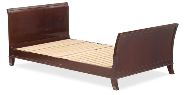 Mahogany bed with brass lists. Lamellae bottom. Presumably made by Normina. L. 194 cm. W. 109 cm. Inside: L. 194 cm. W. 109 cm.