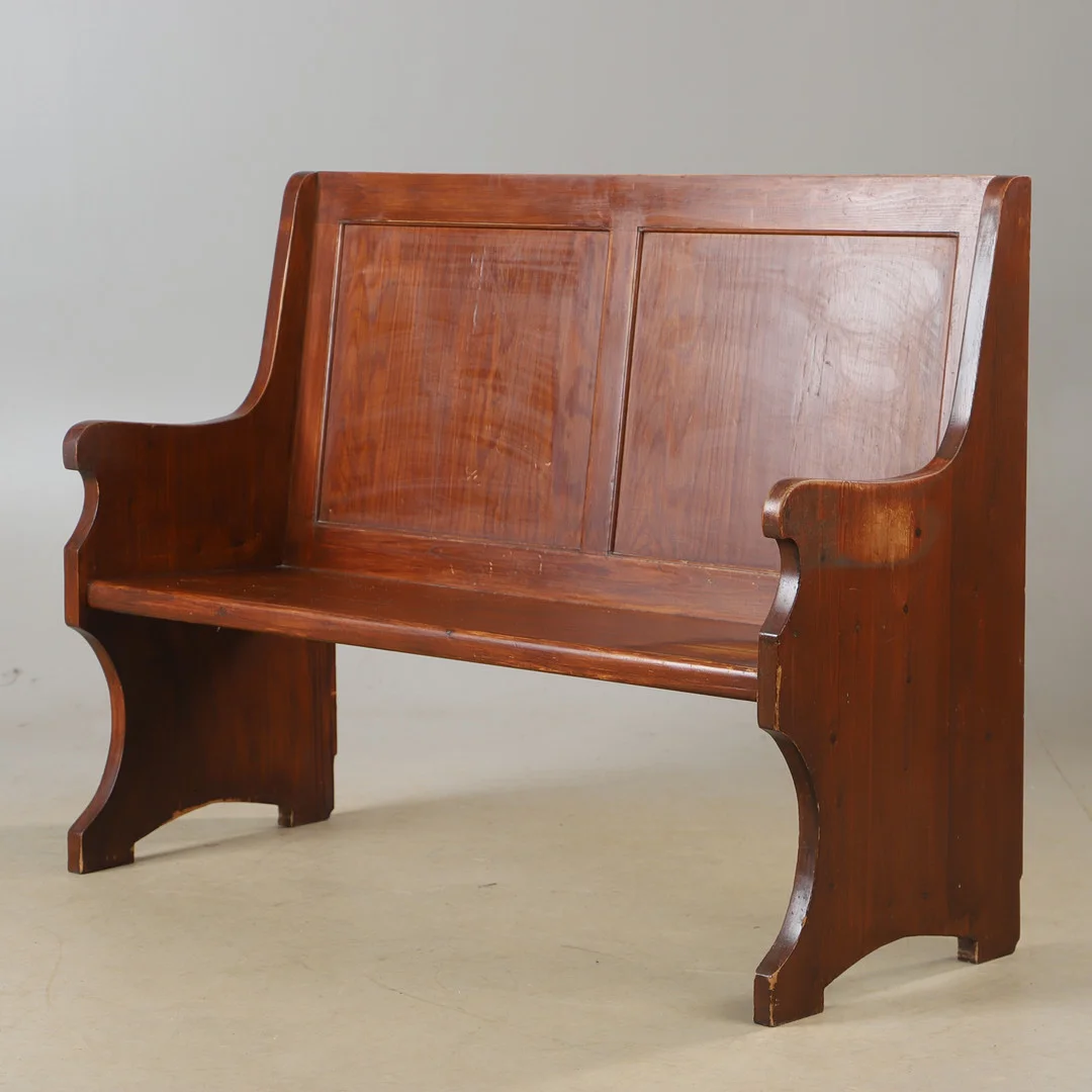 SOFFA, syrabetsad furu, 1920/30-tal. — Sofas & Seatings — Helsingborgs Auktionskammare