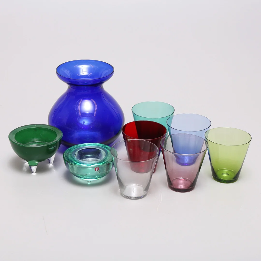 GLASFÖREMÅL, färgat glas, 9 st, bla "Samba", Reijmyre. — Utility glass — Auktionshuset Thelin & Johansson