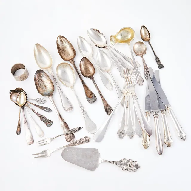 PARTI SILVER, ca 31+1 dlr, bestick samt servettring, blandade åldrar.