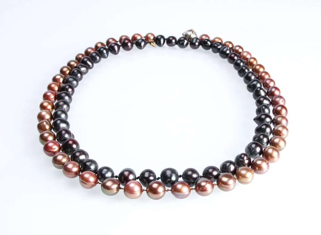 Per Borup. Ball clasp in 14 kt. white gold with small brilliant and two pearl chains (3) — Jewellery/Necklaces, pendants — Lauritz