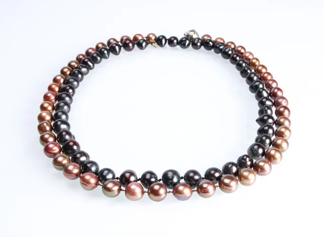 Per Borup. Ball clasp in 14 kt. white gold with small brilliant and two pearl chains (3)