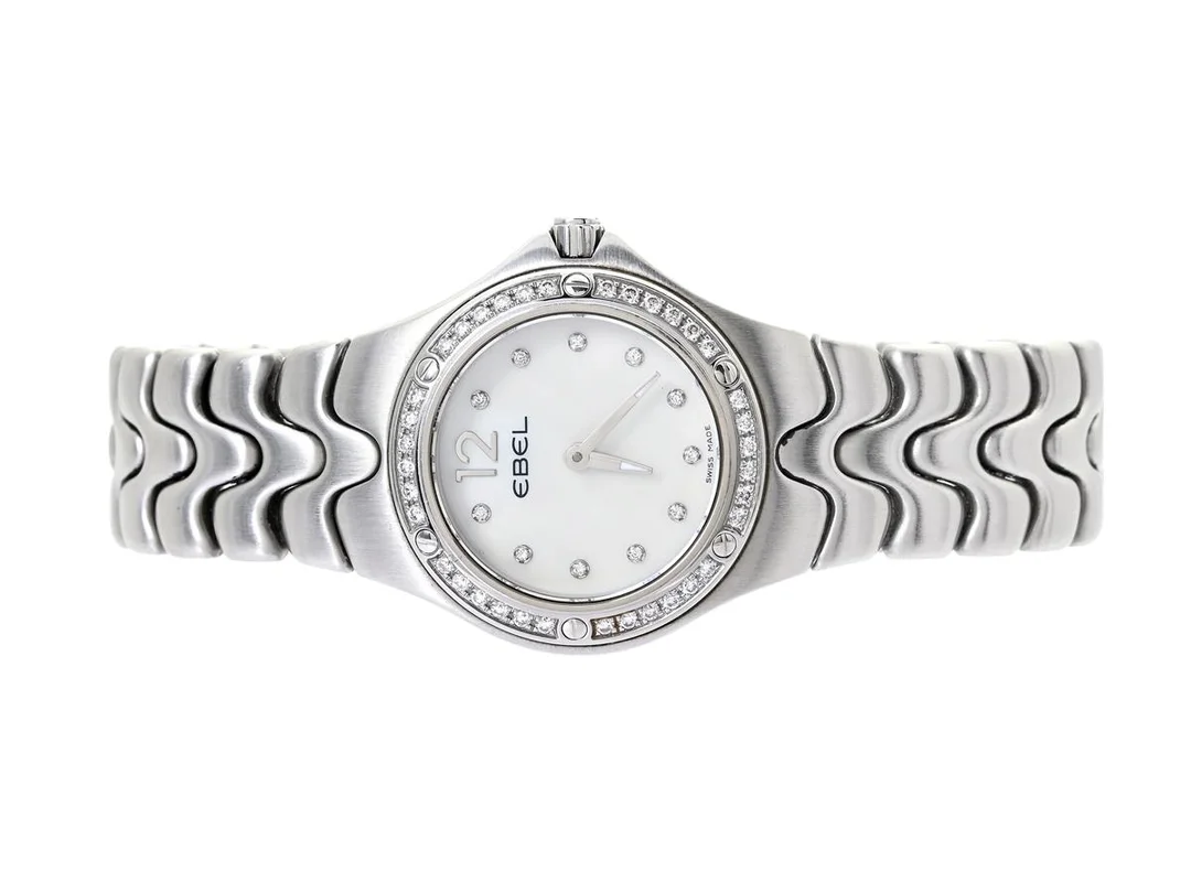 EBEL, Sport Wave, Cal 956, Serie nr. A002996, Ref nr. 9956K24/9811, Boett nr. E9956K24, damur, 28 mm, stål, quartz, safirglas, pärlemorurtavla med diamanter (11 st. 8/8), briljantkrans (36 st. TW/VVS, ca 0,40 ctv), integrerad originallänk, viklås, Ref nr. 11K2/K10J, cert, maj 2006. — Klockor/Ebel — Kaplans