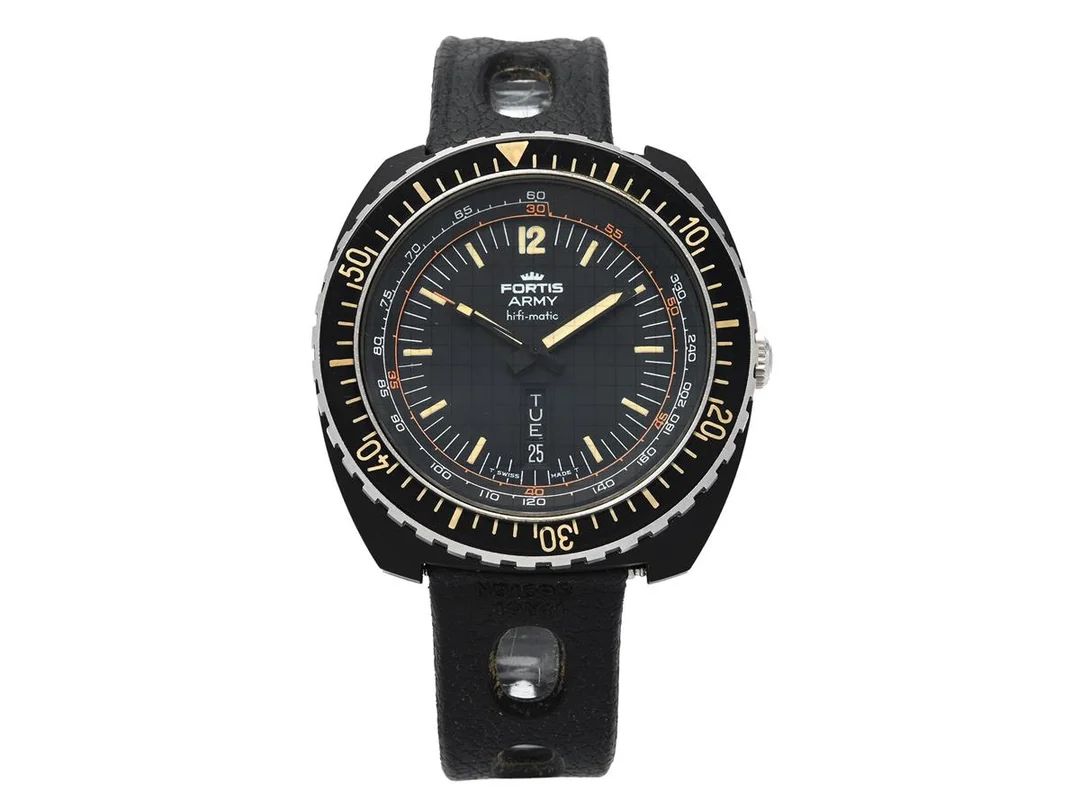 FORTIS, Army,Hifi-Matic (T Swiss Made T), Cal ETA 2790-1, Serie nr. 027, Boett nr. 266.11.48, herrur, 44 mm, svart stål, automatisk, mineralglas, dag, datum, läderband, ca 1970. — Klockor/Fortis — Kaplans