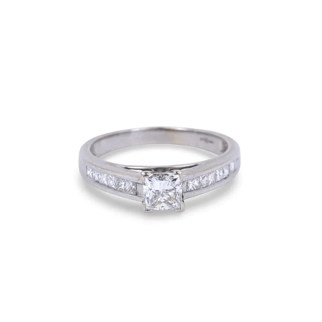 18CT GOLD DIAMOND SOLITAIRE RING.