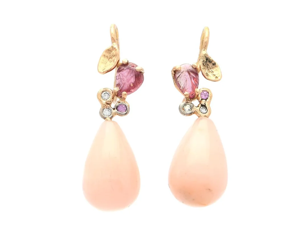 ÖRHÄNGEN, 18K guld, droppformade rosa opaler, snidade rosa safirer, diamanter, Mandelstam, krokar, höjd 33 mm, vikt 5,1 g. — Smycken/Örhängen — Kaplans