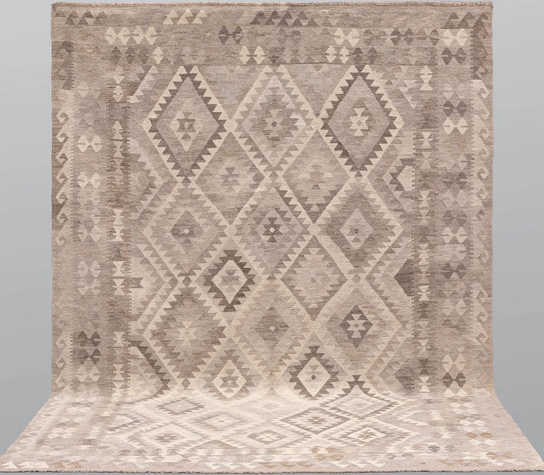 MATTA. Kelim naturfärgad, 301 x 215 cm. — Oriental Carpets & Textiles — Södermanlands Auktionsverk