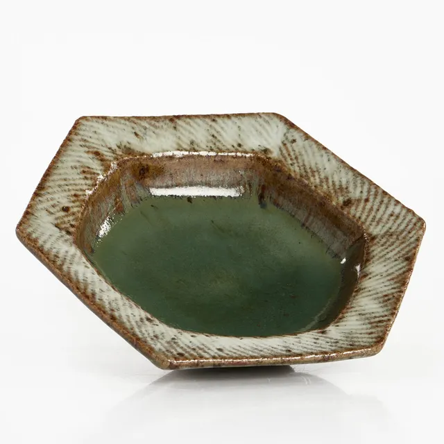 TATSUZŌ SHIMAOKA (Japan, 1919–2007). Fat, Japan 1960-tal, chamotterat stengods, hexagonal form, brätte med fiskbensmönster, glasyr i brunt, grönt och vitt.