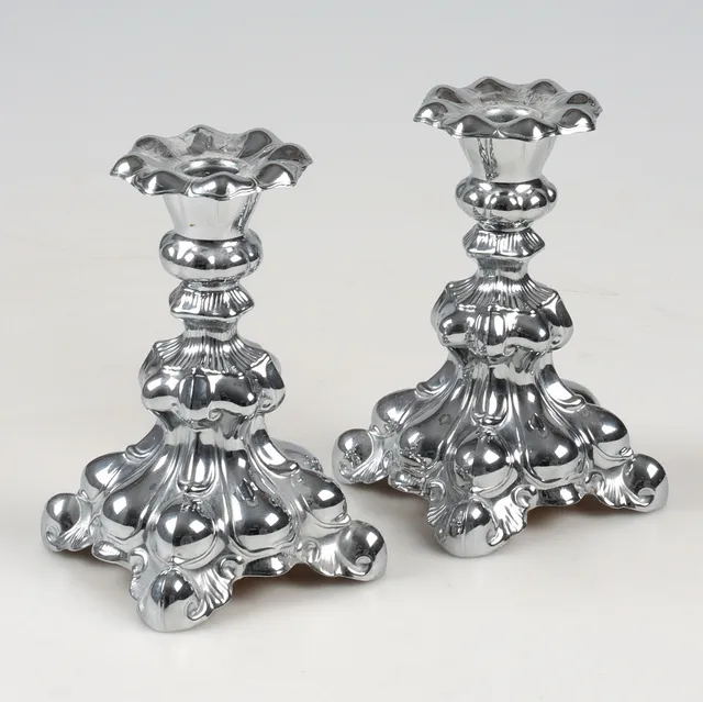 LJUSSTAKAR, 1 par, nysilver, rokokostil, 1900-talets mitt.