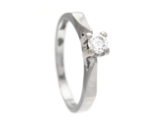 ENSTENSRING, 18K vitguld, briljant 0,16 ct enligt gravyr, stl 16 + mm, nagg på kulett och rondist, vikt 2,7 g.