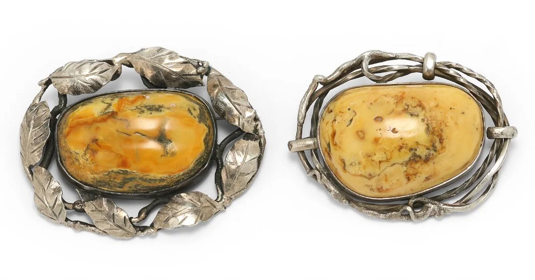 Two brooches of amber, mounted in silver. Weight in total app. 41 g. L. 4.6–5.3 cm. (2) — Jewellery/Brooches — Bruun Rasmussen