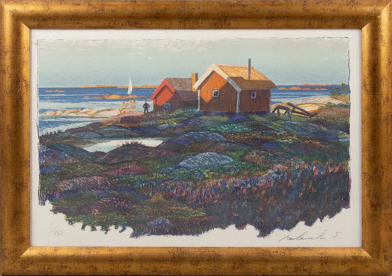 ROLAND SVENSSON. Litografi, "Utskärsbodar från Fredals skärgård". — Engravings & Prints — Stockholms Auktionsverk Helsingborg