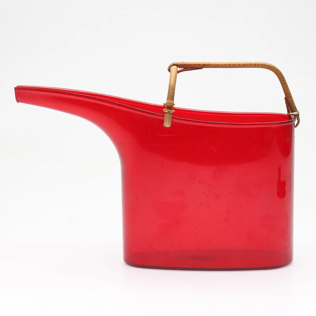 STIG LINDBERG. vattenkanna, plast/bambu, "Fontana", Gustavsberg, 1960-tal. — Miscellaneous — Gomér & Andersson Norrköping