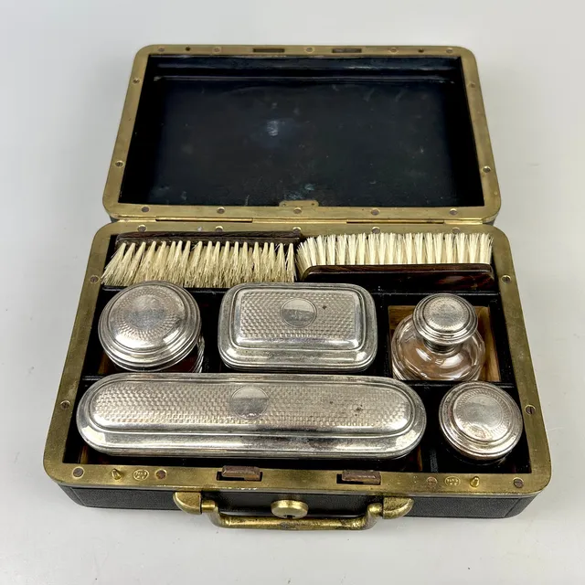 19TH C GENTLEMAN'S TRAVELLING CASE.