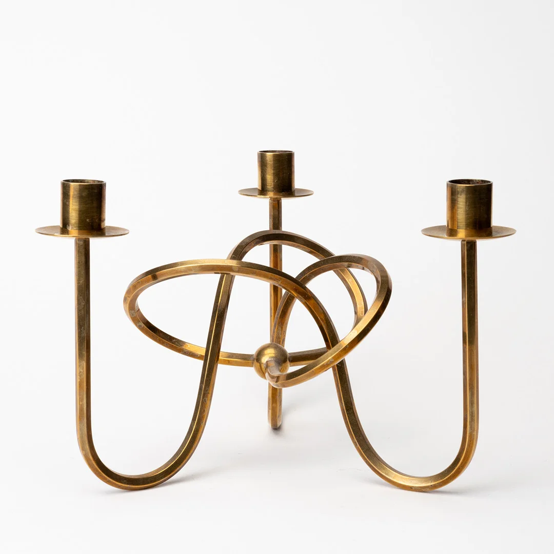 JOSEF FRANK. Kandelaber, för tre ljus, mässing, "Vänskapsknuten", formgiven 1938 för Firma Svenskt Tenn. — Candlesticks — Auktionshuset Kolonn