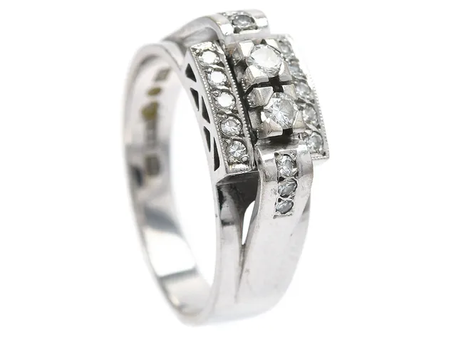 RING, 18K vitguld, 2 briljantslipade diamanter ca 0,13 ctv, ca TCR-CR/VS, 16 åttkantslipade diamanter ca 0,16 ctv, Petterssons Juvelerar, Stockholm 1971, stl 18,25 mm, vikt 6,5 g.