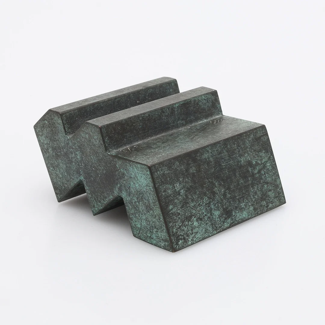 CARL MAGNUS. TRAPPFORMATION, GRÖNPATINERAD BRONS, MONOGRAMSIGNERAD OCH NUMRERAD 3/8. — Sculptures & Bronzes — Crafoord Auktioner Lund
