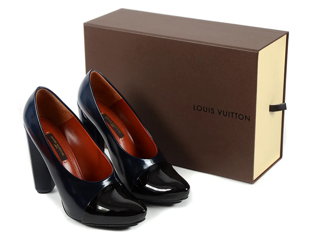 SKOR, LOUIS VUITTON, blått läder med svart skinnlack på tån, klack 11 cm, stl 37 1/2, skopåsar samt kartong. — Kläder/Skor — Kaplans