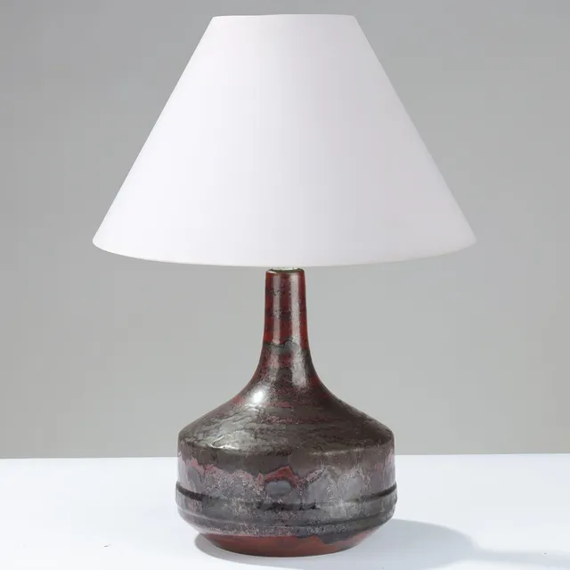 DÉSIRÉE STENTØJ: Bordlampe af stentøj glaseret i rødbrune og sorte nuancer, Danmark, 1960/70'erne.