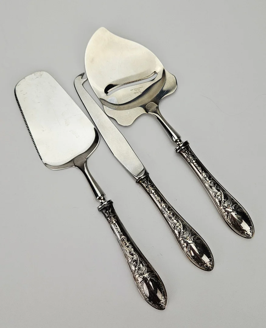 OSTKNIV, OSTHYVEL OCH TÅRTSPADE, silver och rostfritt stål, "Drage", Thorvald Marthinsen, Norge, modellen formgiven 1912, total vikt ca. 218 gram. — Silver — Auktionshuset Thörner & Ek