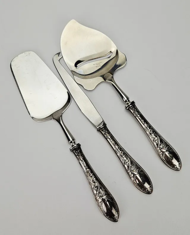 OSTKNIV, OSTHYVEL OCH TÅRTSPADE, silver och rostfritt stål, "Drage", Thorvald Marthinsen, Norge, modellen formgiven 1912, total vikt ca. 218 gram.