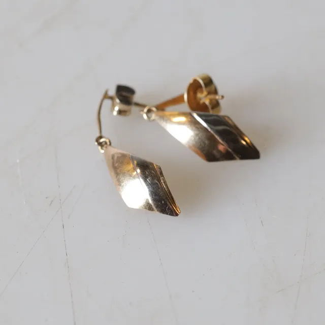 ÖRHÄNGEN, 1 par, 18K guld & vitguld. Totalvikt ca 0.9 gram.