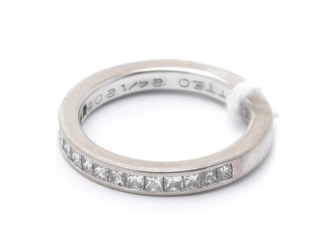 Ring vitguld 18K 4,7g Ø16½, med prinsesslipade diamanter 15xca0,05ct, med gravyr — Smycken/Ring — Kaplans
