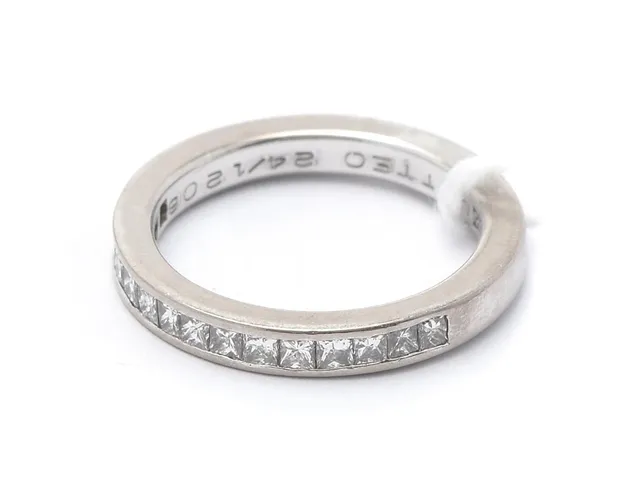 Ring vitguld 18K 4,7g Ø16½, med prinsesslipade diamanter 15xca0,05ct, med gravyr