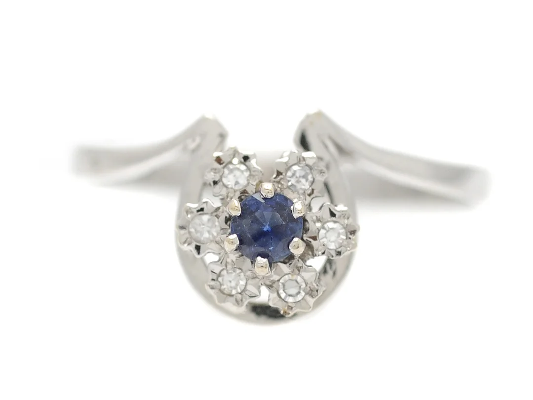 RING, 18K vitguld, blå safir, 6 åttkantslipade diamanter ca 0,05 ctv, stl 17 mm, vikt 2,4 g, en diamant skadad. — Smycken/Ring — Kaplans