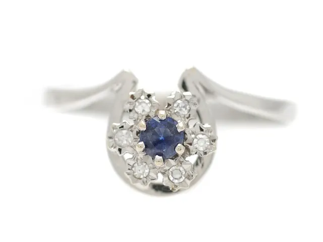 RING, 18K vitguld, blå safir, 6 åttkantslipade diamanter ca 0,05 ctv, stl 17 mm, vikt 2,4 g, en diamant skadad.