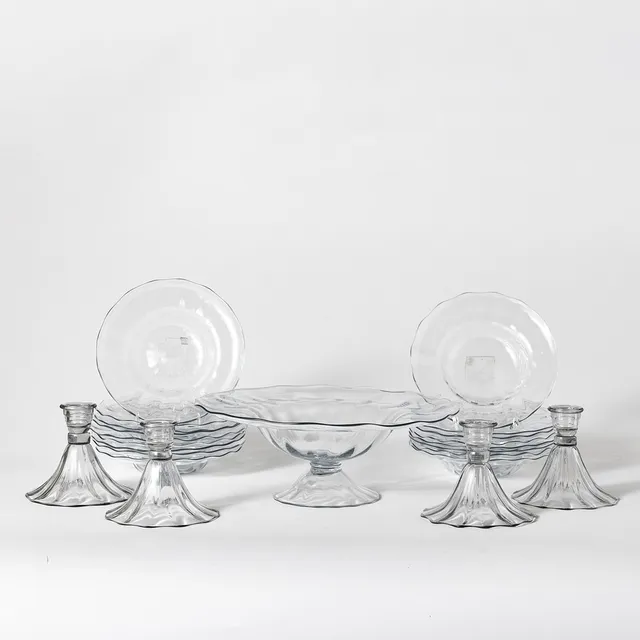 GERDA STRÖMBERG. Fruktfat, ljusstakar, 17 + 4, samt skål på fot, Strömbergshyttans Glasbruk, 1930/40-tal, optikblåst klarglas, drivna.