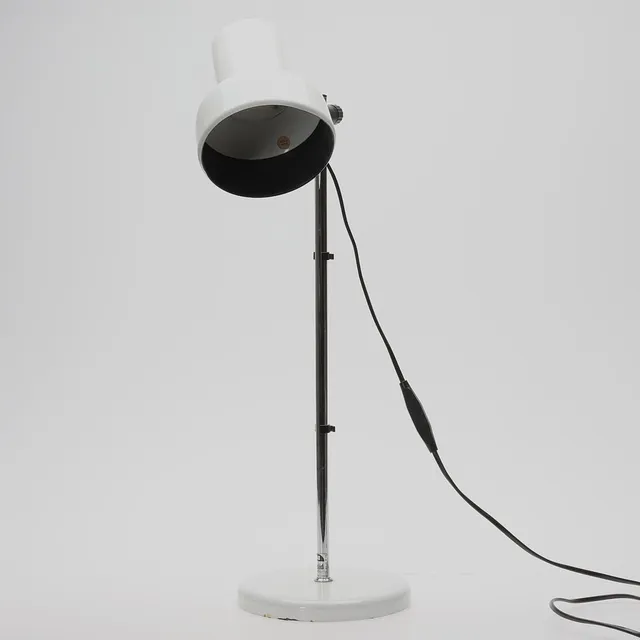 BORDSLAMPA. Krom, vitlackerad plåt och plast, etikettmärkt Belid, 1900- andra halva.