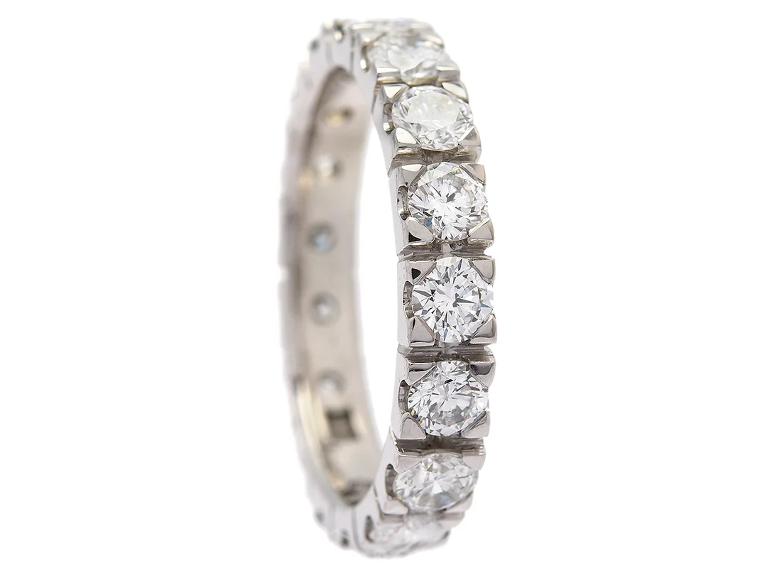 HELALLIANSRING, 18K vitguld, 17 briljantslipade diamanter ca 2,00 ctv, ca TW-W/VS, en diamant ca TCa, stl 16,5 mm, vikt 3,8 g, en diamant har ett litet nagg i kronan invid rondisten vid en klo. — Smycken/Alliansring — Kaplans