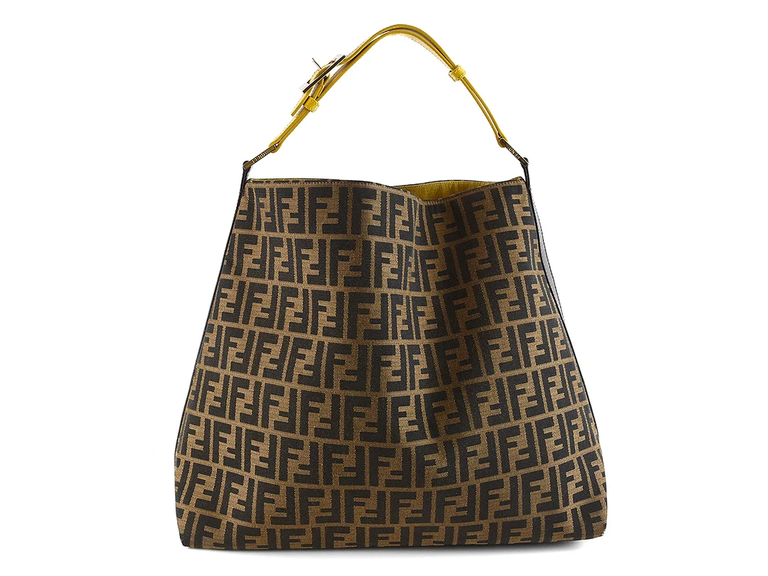 VÄSKA, FENDI, tyg med monogram, brunt och svart, handtag i gult läder, detaljer i gulmetall, 40x34x17cm, dustbag. — Accessoarer/Väskor — Kaplans