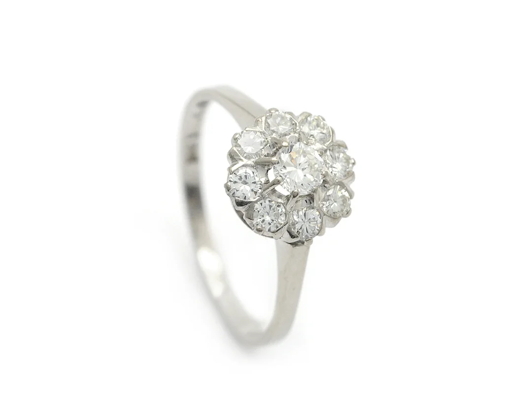 CARMOSÉRING, 18K vitguld, 9 briljantslipade diamanter ca 0,22 ct+0,40 ctv, ca TW/VVS-VS, Petterssons Eftr Juvelerar Ab, Stockholm 1964, stl 18,25+ mm, vikt 3,2 g. — Smycken/Carmoséring — Kaplans