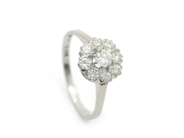 CARMOSÉRING, 18K vitguld, 9 briljantslipade diamanter ca 0,22 ct+0,40 ctv, ca TW/VVS-VS, Petterssons Eftr Juvelerar Ab, Stockholm 1964, stl 18,25+ mm, vikt 3,2 g.