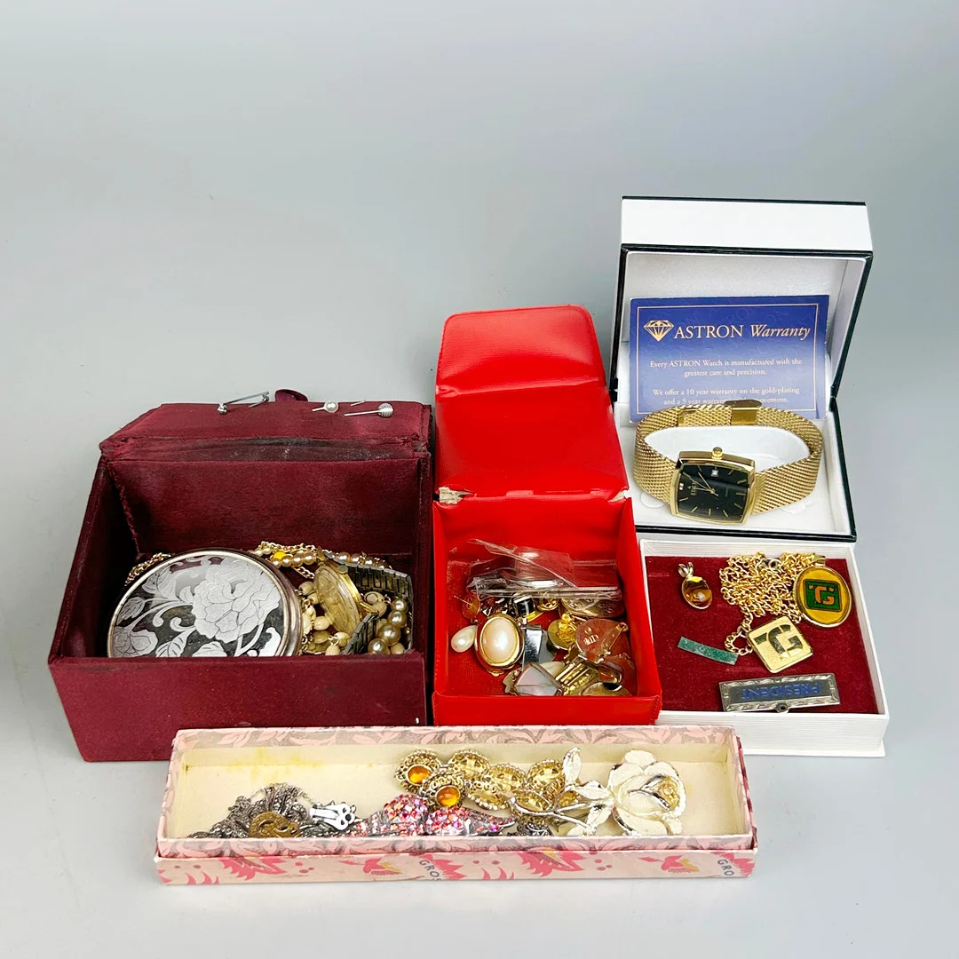 BOX OF COSTUME JEWELLERY. — Costume Jewellery — Chalkwell Auctions