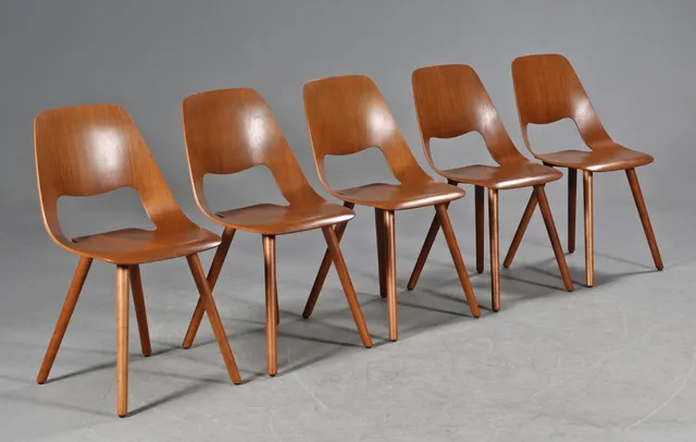 Alfredo Häberli for Vitra. Fem spisestole model Jill Wood, valnød