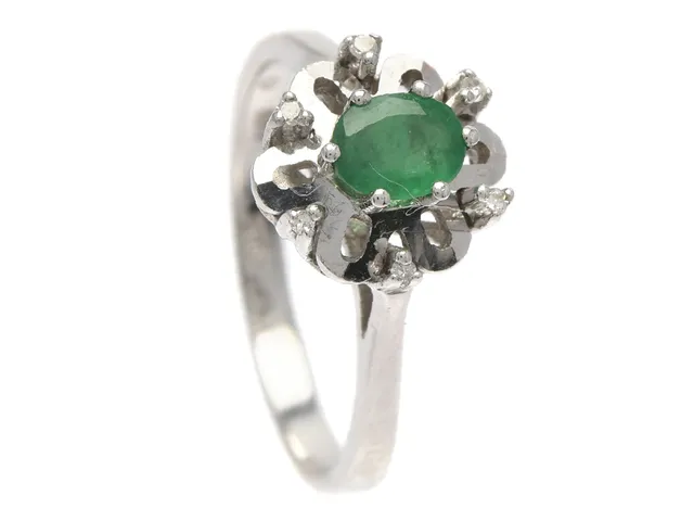 CARMOSÉRING, 18K vitguld, smaragd, 6 åttkantslipade diamanter ca 0,03 ctv, stl 16,5 mm, vikt 3,1 g.