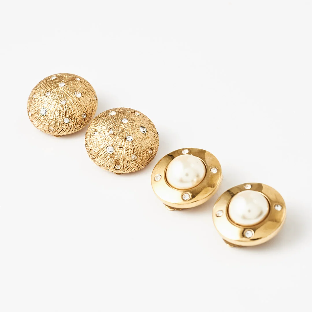 CHRISTIAN DIOR, clips, 2 par, dekor med fasettslipade pastestenar resp, med pärlimitationer, märkta Chr. Dior, Germany. — Vintage & Designer Fashion — Stockholms Auktionsverk Magasin 5