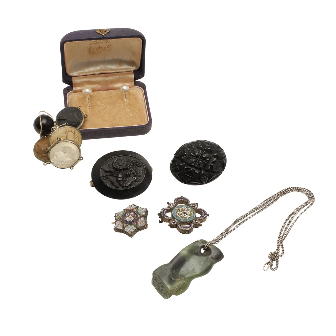A GROUP OF NINETEENTH CENTURY AND LATER JEWELLERY TO INCLUDE MICROMOSAIC BROOCHES. — Objet de vertu & Miscellaneous — Lawrences Auctioneers
