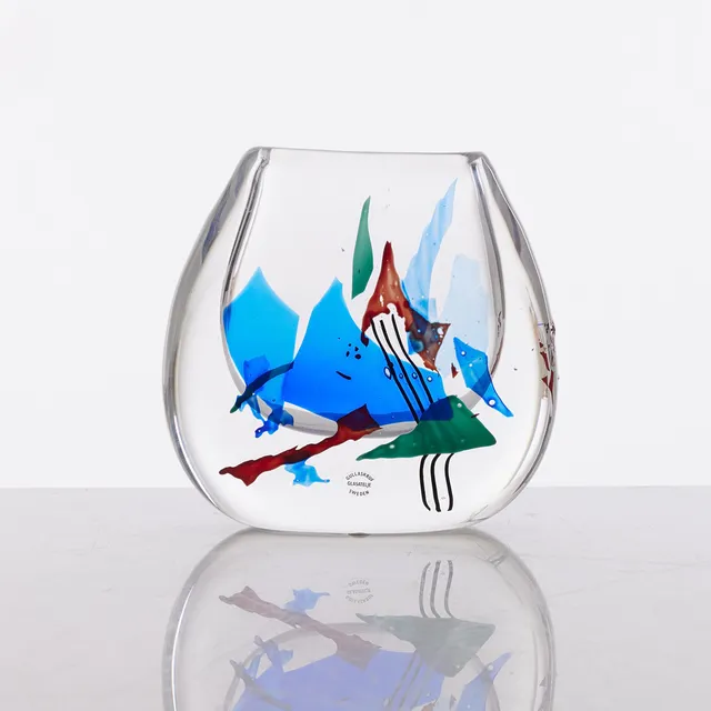 CARLOS PEBAQUE. Vas, glas med polykrom dekor, Gullaskruf glasateljé, etikettmärkt.