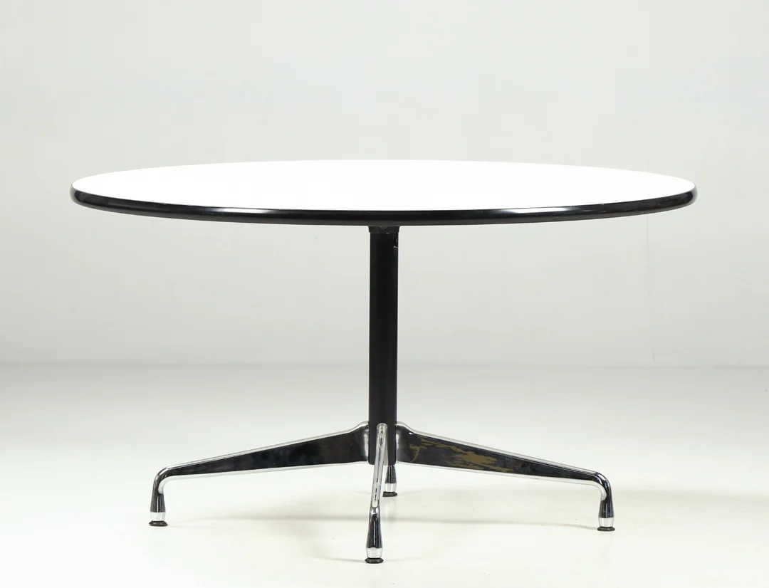 Charles Eames. Round dining table / 'Segmented Table' Ø 130 cm — Furniture/Dining tables, dining room furniture — Lauritz