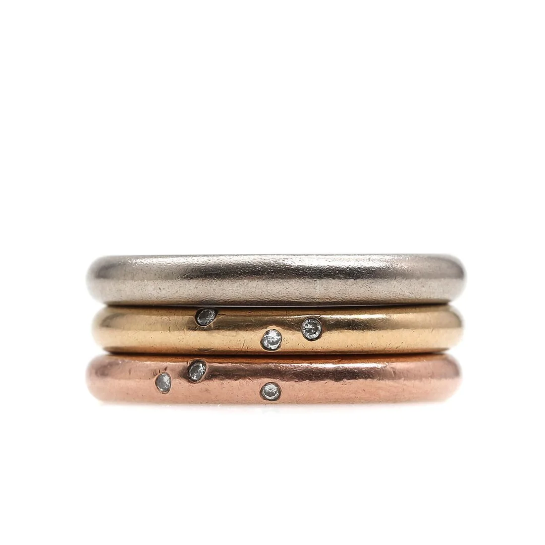 Three rings, the two set with brilliant-cut diamonds, mounted in 14k gold, red and white gold. Weight app. 17.5 g. Size 53. C. 2010. (2) — Jewellery/Rings — Bruun Rasmussen