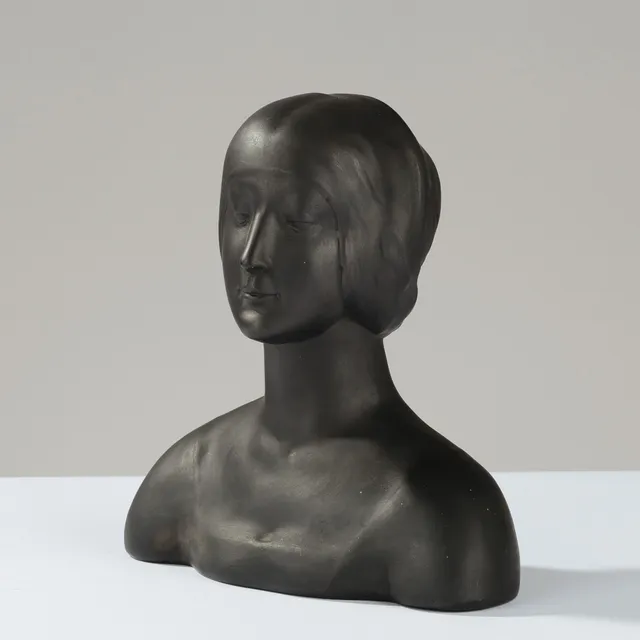 LAURITZ HJORTH. Kvindebuste af sort terrakotta, model 566, Bornholm, Danmark, 1900-tallets begyndelse.