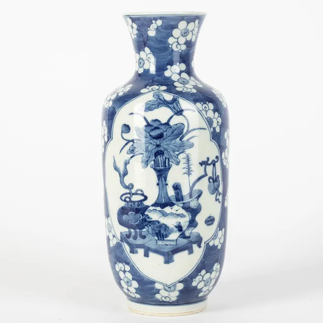 Chinesische Blau-weiße Vase im Kangxi-Stil, "blühender Prunus auf gebrochenem Eis", Guangxu-Periode (1871-1908).